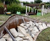 Trabajos de recolocaci�n de una de las jardineras en el paseo fluvial del Cabe.