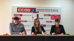 Representantes de CCOO Asturias presentando la gu�a laboral para los j�venes asturianos