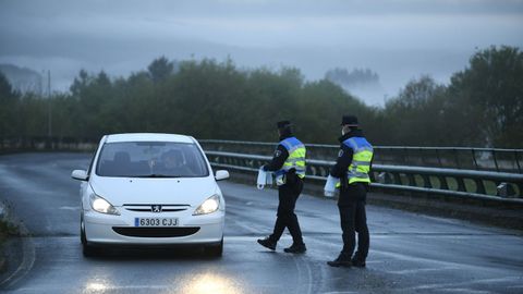 Reparto entrega de mascarillas por la Guardia Civil y Polica Local a trabajadores en la entrada del polgono industrial Lalin 2000