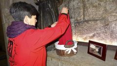 Tita Garc�a, en el 2020, depositando la bolsa de los deseos de Asampo en una capilla de la catedral de Santiago