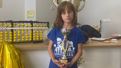 La ovetense Emma L�pez posa con el trofeo tras alzarse con el primer premio en su categor�a en el campeonato nacional de c�lculo mental