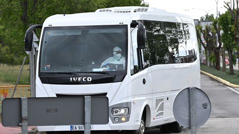 Los pasajeros espa�oles del MV Hondius abandonando el aeropuerto de Torrej�n de Ardoz en el autob�s que los lleva hasta el hospital G�mez Ulla