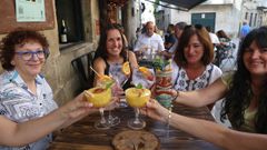 Unas clientas toman unos cócteles en la terraza del Hama, en Pontevedra