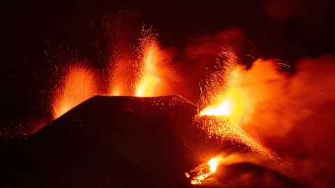 Actividad eruptiva del volc�n Cumbre Vieja, en la isla canaria de La Palma, este viernes por la noche.