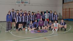 Equipos del Estrela Vermella en la cancha del Instituto alaricano