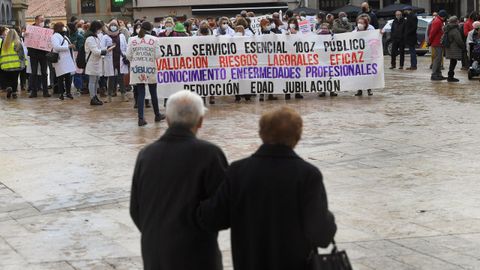 Protesta de trabajadoras del Servicio de Ayuda a Domicilio de Asturias en Oviedo