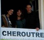 Sarah posa con su t�a Hilde y su esposo, Mitchell Kronenberg.