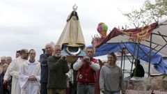 La Virgen de Chamorro, en el candelero por su actual aspecto, durante la procesin de este Lunes de Pascua.