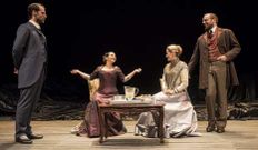 Mar�a Ad�nez (primera derecha) protagoniza la obra de Pardo Baz�n. 