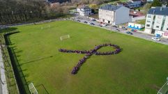 Un enorme lazo morado en Escair�n y las dem�s fotos de la primera parte del 8M en el sur de Lugo