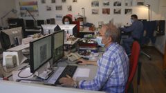 Funcionarios municipales trabajando en el Concello de Santiago