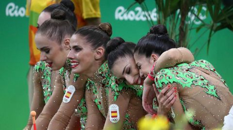 El equipo femenino de gimnasia r�tmica celebra su medalla de plata en el concurso general.