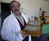Ramiro, en Salcedo, donde lleva cuarenta a�os vendiendo miel y otros productos ap�colas. 