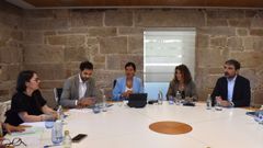 La alcaldesa de Mos, Nidia Ar�valo, se reuni� con representantes de Red El�ctrica y de la Xunta, concejales de las parroquias afectadas y t�cnicos municipales.