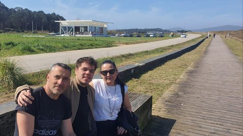 Antonio Dorado y su esposa Laura Gonz&aacute;lez, con su hijo, propietarios del restaurante Namorala, al fondo