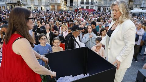 La peluquera �ngeles Salgueiro con la gerente del CCH, Isabel M�ndez, que fue homenajeada por los comerciantes por la gran labor que desarrolla durante todo el a�o