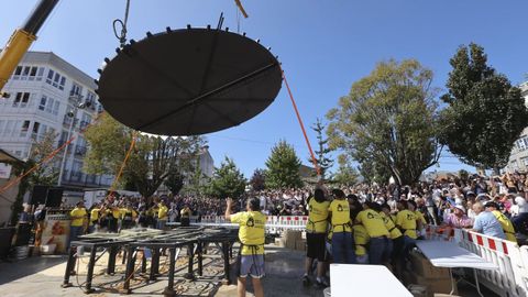 Preparacin de la tortilla gigante de Melide, el ao pasado.