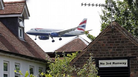 Un cartel contra la tercera pista del aeropuerto de Heathrow en una vivienda de Longford