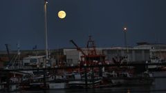 Vista nocturna del puerto de Burela con luna llena