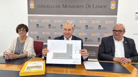 El alcalde muestra los planos de la ampliacin de la zona de estacionamiento del polgono