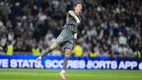 Andrei Radu, celebrando eufrico uno de los goles de Swedberg en el Madrid-Celta.