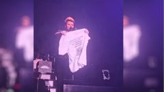 Dani Mart�n, en el momento que cogi� y ense�� la camiseta de Noelia Casta�o, un gesto con el que quiere conseguir llevar a sus empleados de viaje a Senegal