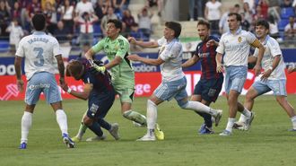 El argentino Esteban Andrada le da un pu�etazo al capit�n del Huesca Jorge Pulido.
