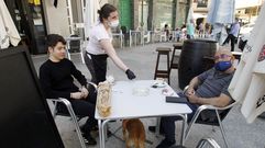 Clientes en la terraza de un bar en Chantada, en una fotograf�a del pasado mes de mayo