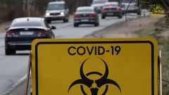 Un cartel alerta de la cuarentena por covid-19 en una carretera de la regi�n de San Petersburgo