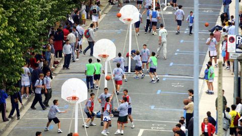 Edici�n del 2001 del 3x3 de baloncesto de La Voz, con las canastas en la avenida de Rodr�guez Mourelos