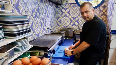 Daniel Gonzlez, dueo de la bocatera Algo As, corta el pan para un bocadillo.