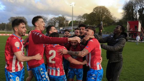 Los jugadores albivermellos celebraron el hist�rico ascenso directo.  