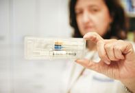 En la farmacia Garc�a-Brabo de Vilagarc�a muestran una de las escasas dosis que les llegaron. 