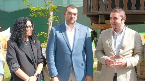 El presidente del Principado de Asturias, Adrián Barbón (centro), durante su visita a la 68 Feria Internacional de Muestras de Asturias (Fidma), en el recinto ferial gijonés 'Luis Adaro'. 