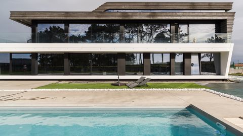 El precio de este inmueble es de 1,5 millones de euros, que tiene vistas a la playa de A Corna.