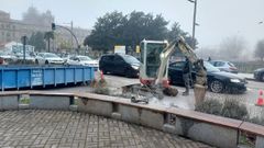 Trabajos de reparaci�n de la aver�a de la red de suministro a la altura de la plaza Ponte Fontecha