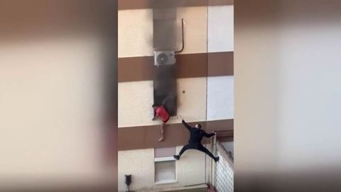 Rescate angustioso en el incendio de una vivienda de Sevilla