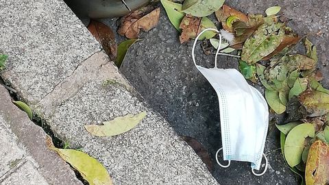 Mascarilla en le suelo de Gij�n