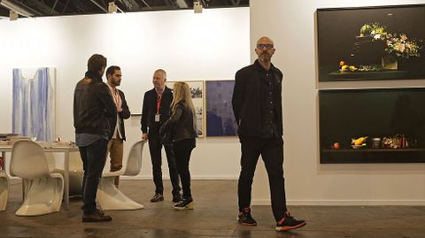 A LA IZQUIERDA OBRA DE SANDRA CINTO, A LA DERECHA ALBANO AFONSO EN LA GALERÍA BRASILEÑA CASA TRIÂNGULO
