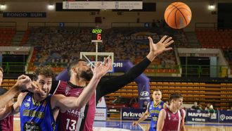 Mc Donnell y Faverani pugnan por un rebote en el COB-Cartagena