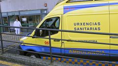 Una ambulancia, en la entrada de urgencias del Hospital Montecelo, en Pontevedra