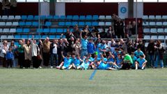 Los jugadores del Boiro celebraron la victoria por todo lo alto.
