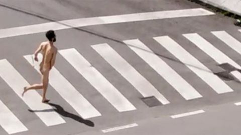 La Polic�a persigue a un hombre desnudo por Lugones