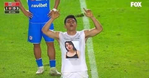 El que fue jugador del Celta B Emilio Rodr�guez, dedicando el gol a su hermana.