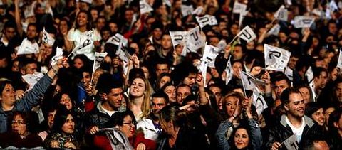 El pblico congregado en Fexdega volvi a responder a la llamada de Panorama, agitando constantemente sus banderolas al son del clsico himno panormico.