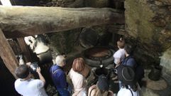 Elaboraci�n tradicional del aceite, este domingo, en la almazara de Bendill�