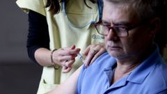 Vacunacin contra la gripe en la residencia de mayores Porta do Camio. 