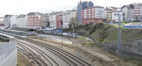 Terreno que Lugonovo quiere convertir en aparcamiento mediante un acuerdo Concello-ADIF. 