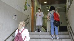 Escaleras de acceso al centro de salud Fontenla Maristany de Ferrol, en la plaza de Espa�a