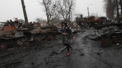 Una mujer llora entre tanques de combate rusos destruidos, en una calle de Bucha, al norte de Kiev